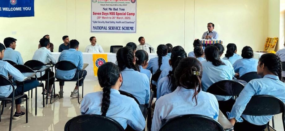 KOTPUTLI-BEHROR: नुक्कड़ नाटक के जरिए जल संरक्षण का दिया संदेश KOTPUTLI-BEHROR: नुक्कड़ नाटक के जरिए जल संरक्षण का दिया संदेश