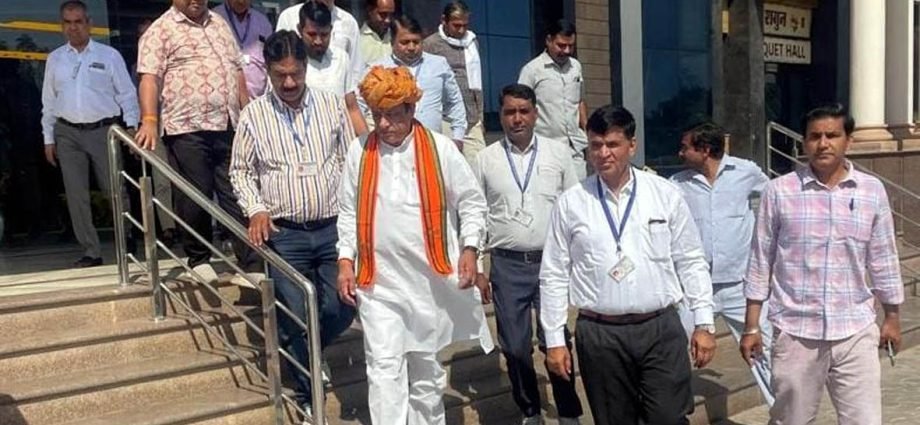 KOTPUTLI-BEHROR: पशुपालन मंत्री ने की विभागीय योजनाओं की समीक्षा KOTPUTLI-BEHROR: पशुपालन मंत्री ने की विभागीय योजनाओं की समीक्षा