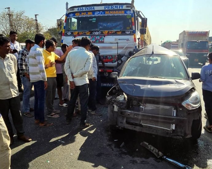 KOTPUTLI-BEHROR: हाईवे पर कार में घुसा ट्रेलर, बड़ा हादसा टला KOTPUTLI-BEHROR: हाईवे पर कार में घुसा ट्रेलर, बड़ा हादसा टला