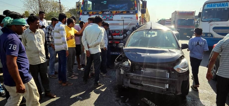 KOTPUTLI-BEHROR: हाईवे पर कार में घुसा ट्रेलर, बड़ा हादसा टला KOTPUTLI-BEHROR: हाईवे पर कार में घुसा ट्रेलर, बड़ा हादसा टला