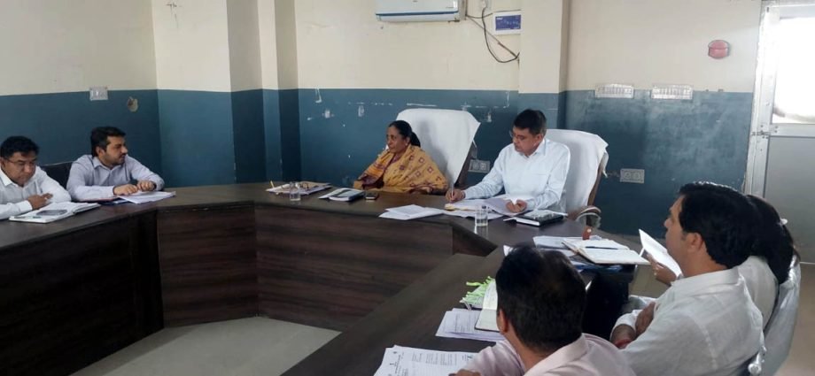 KOTPUTLI-BEHROR: जिला कलेक्टर ने दिए कार्यों में गति लाने के निर्देश KOTPUTLI-BEHROR: जिला कलेक्टर ने दिए कार्यों में गति लाने के निर्देश