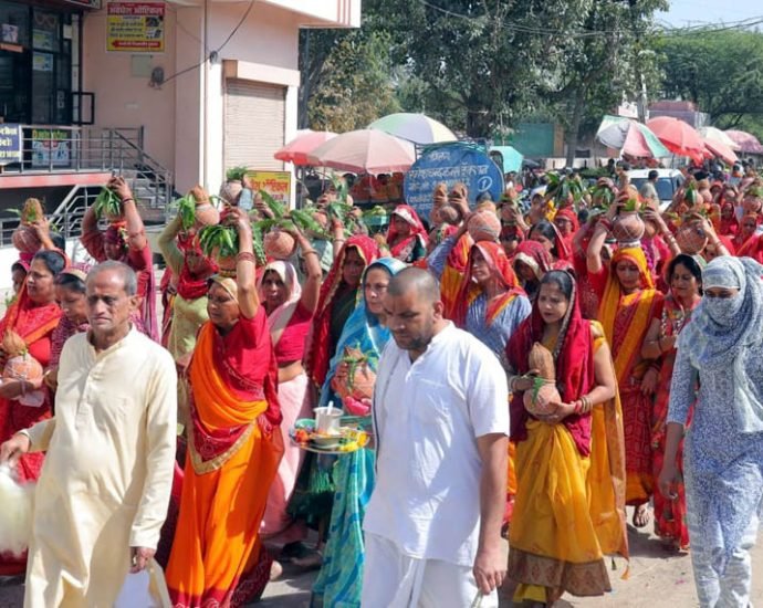 KOTPUTLI-BEHROR: मंदिर के वार्षिकोत्सव पर निकली कलश यात्रा KOTPUTLI-BEHROR: मंदिर के वार्षिकोत्सव पर निकली कलश यात्रा
