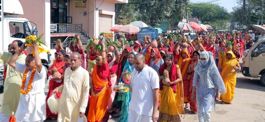 KOTPUTLI-BEHROR: मंदिर के वार्षिकोत्सव पर निकली कलश यात्रा KOTPUTLI-BEHROR: मंदिर के वार्षिकोत्सव पर निकली कलश यात्रा