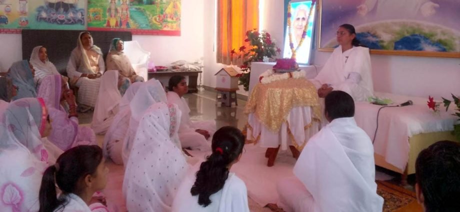 KOTPUTLI-BEHROR: दादी जानकी की पुण्यतिथि पर भावपूर्ण श्रद्धांजलि KOTPUTLI-BEHROR: दादी जानकी की पुण्यतिथि पर भावपूर्ण श्रद्धांजलि