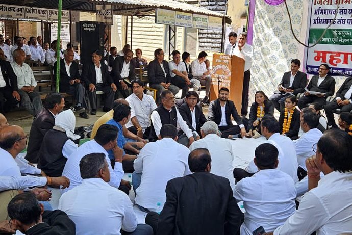 KOTPUTLI-BEHROR: वकीलों ने महापंचायत में दी सरकार को चेतावनी KOTPUTLI-BEHROR: वकीलों ने महापंचायत में दी सरकार को चेतावनी