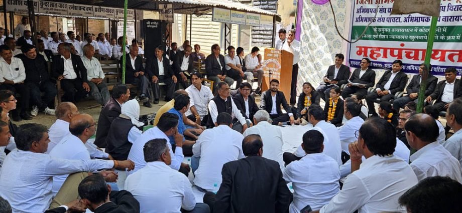 KOTPUTLI-BEHROR: वकीलों ने महापंचायत में दी सरकार को चेतावनी KOTPUTLI-BEHROR: वकीलों ने महापंचायत में दी सरकार को चेतावनी