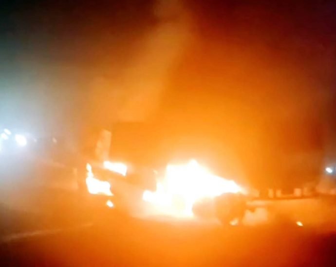 KOTPUTLI-BEHROR: चलते ट्रेलर में लगी आग, बड़ा हादसा टला KOTPUTLI-BEHROR: चलते ट्रेलर में लगी आग, बड़ा हादसा टला