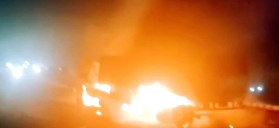 KOTPUTLI-BEHROR: चलते ट्रेलर में लगी आग, बड़ा हादसा टला KOTPUTLI-BEHROR: चलते ट्रेलर में लगी आग, बड़ा हादसा टला