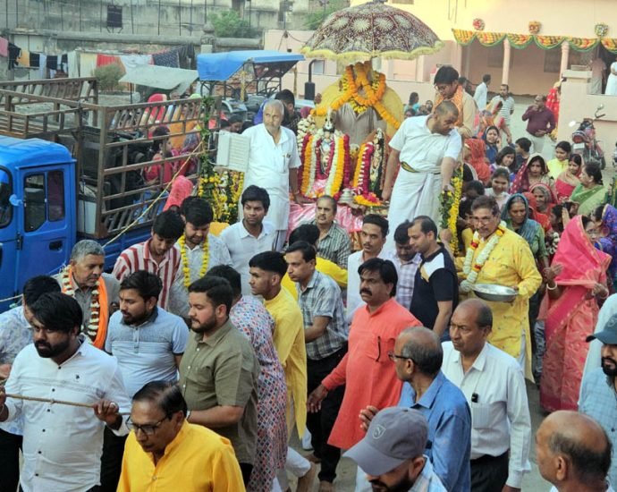 KOTPUTLI-BEHROR: नगर भ्रमण पर निकली लक्ष्मीनारायण की सवारी KOTPUTLI-BEHROR: नगर भ्रमण पर निकली लक्ष्मीनारायण की सवारी