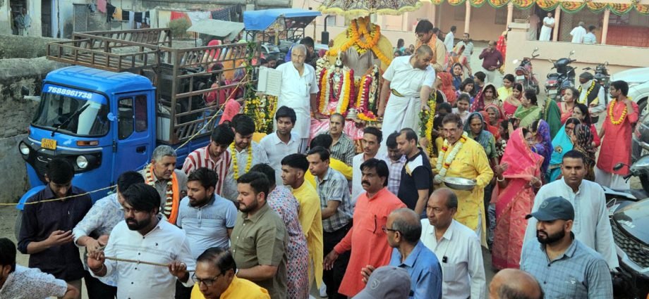 KOTPUTLI-BEHROR: नगर भ्रमण पर निकली लक्ष्मीनारायण की सवारी KOTPUTLI-BEHROR: नगर भ्रमण पर निकली लक्ष्मीनारायण की सवारी