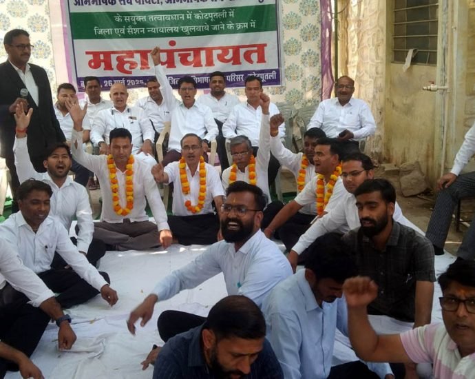 KOTPUTLI-BEHROR: डीजे कोर्ट की मांग पर वकीलों का अनशन जारी KOTPUTLI-BEHROR: डीजे कोर्ट की मांग पर वकीलों का अनशन जारी