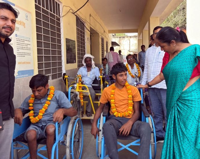 KOTPUTLI-BEHROR: कलेक्टर ने लाभार्थियों को वितरित किए उपकरण KOTPUTLI-BEHROR: कलेक्टर ने लाभार्थियों को वितरित किए उपकरण