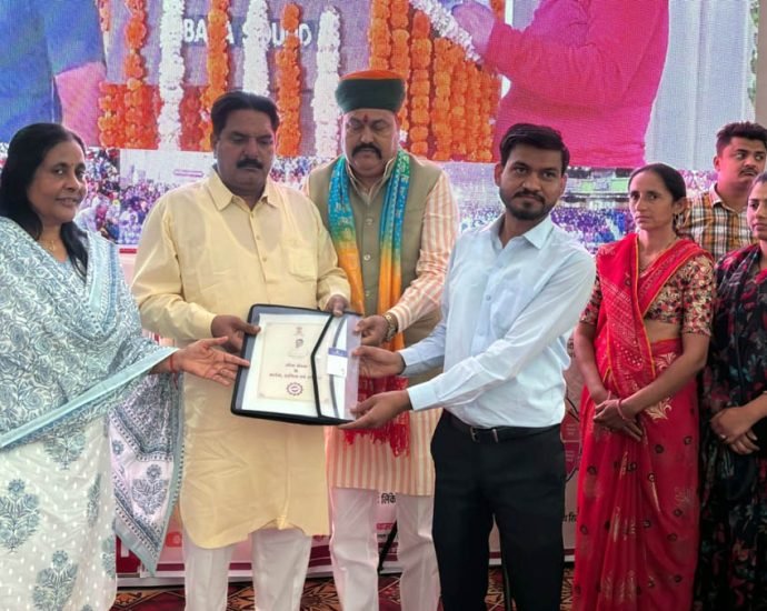 KOTPUTLI-BEHROR: युवा रोजगार उत्सव: 158 युवाओं को नियुक्ति पत्र KOTPUTLI-BEHROR: युवा रोजगार उत्सव: 158 युवाओं को नियुक्ति पत्र