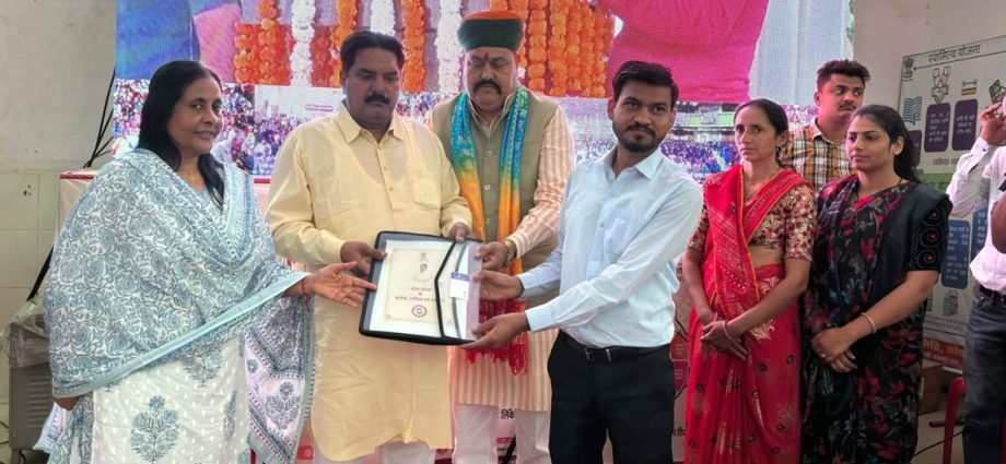 KOTPUTLI-BEHROR: युवा रोजगार उत्सव: 158 युवाओं को नियुक्ति पत्र KOTPUTLI-BEHROR: युवा रोजगार उत्सव: 158 युवाओं को नियुक्ति पत्र