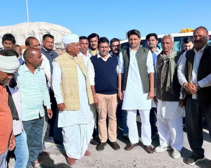 KOTPUTLI-BEHROR: जोशीले कार्यकर्ताओं ने किया हुड्डा का स्वागत KOTPUTLI-BEHROR: जोशीले कार्यकर्ताओं ने किया हुड्डा का स्वागत