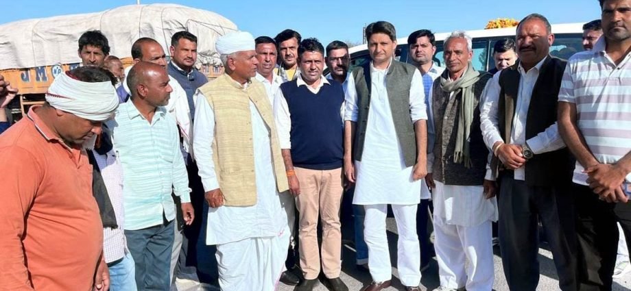 KOTPUTLI-BEHROR: जोशीले कार्यकर्ताओं ने किया हुड्डा का स्वागत KOTPUTLI-BEHROR: जोशीले कार्यकर्ताओं ने किया हुड्डा का स्वागत