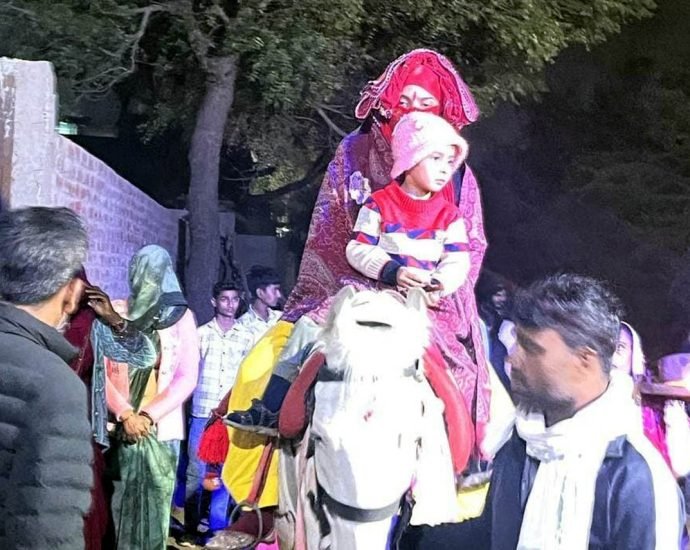 KOTPUTLI-BEHROR: बेटी की बिंदौरी निकाली, सशक्तिकरण का संदेश KOTPUTLI-BEHROR: बेटी की बिंदौरी निकाली, सशक्तिकरण का संदेश