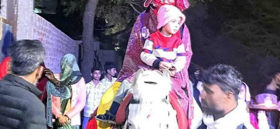 KOTPUTLI-BEHROR: बेटी की बिंदौरी निकाली, सशक्तिकरण का संदेश KOTPUTLI-BEHROR: बेटी की बिंदौरी निकाली, सशक्तिकरण का संदेश