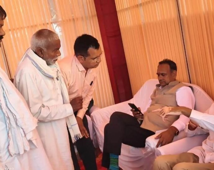 KOTPUTLI-BEHROR: एसटीपी मामला: सांसद-विधायक से मिले ग्रामीण KOTPUTLI-BEHROR: एसटीपी मामला: सांसद-विधायक से मिले ग्रामीण