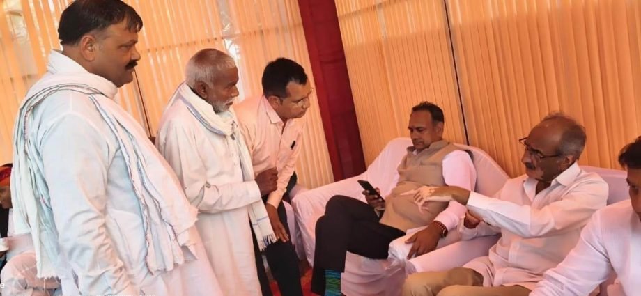 KOTPUTLI-BEHROR: एसटीपी मामला: सांसद-विधायक से मिले ग्रामीण KOTPUTLI-BEHROR: एसटीपी मामला: सांसद-विधायक से मिले ग्रामीण