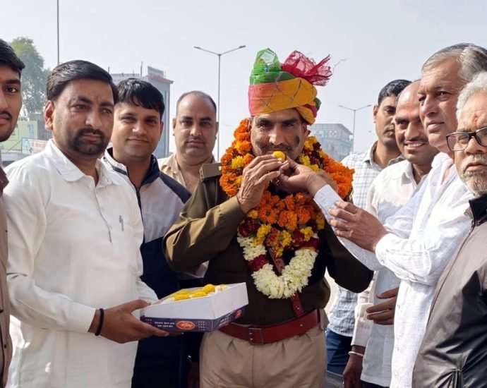 KOTPUTLI-BEHROR: डीएसपी बनने पर रामकरण का जगह-जगह स्वागत KOTPUTLI-BEHROR: डीएसपी बनने पर रामकरण का जगह-जगह स्वागत