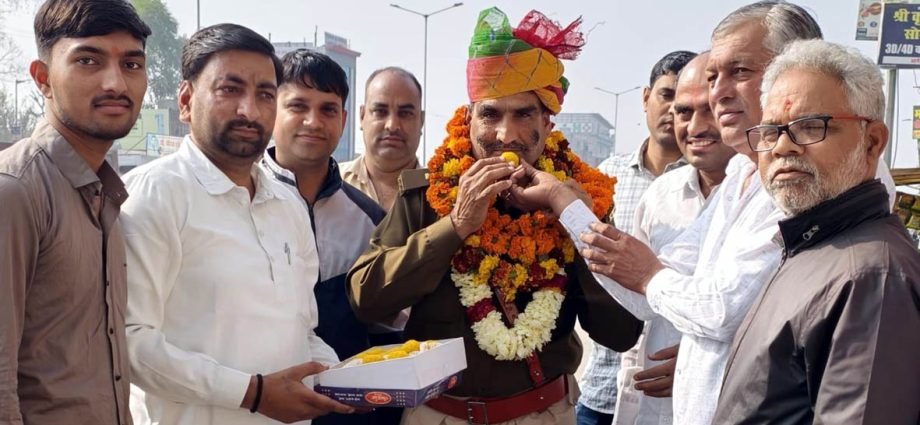 KOTPUTLI-BEHROR: डीएसपी बनने पर रामकरण का जगह-जगह स्वागत KOTPUTLI-BEHROR: डीएसपी बनने पर रामकरण का जगह-जगह स्वागत