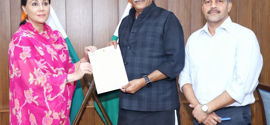 JAIPUR: केंद्रीय पर्यटन मंत्री गजेंद्र सिंह शेखावत से उपमुख्यमंत्री दिया कुमारी की मुलाकात JAIPUR: केंद्रीय पर्यटन मंत्री गजेंद्र सिंह शेखावत से उपमुख्यमंत्री दिया कुमारी की मुलाकात