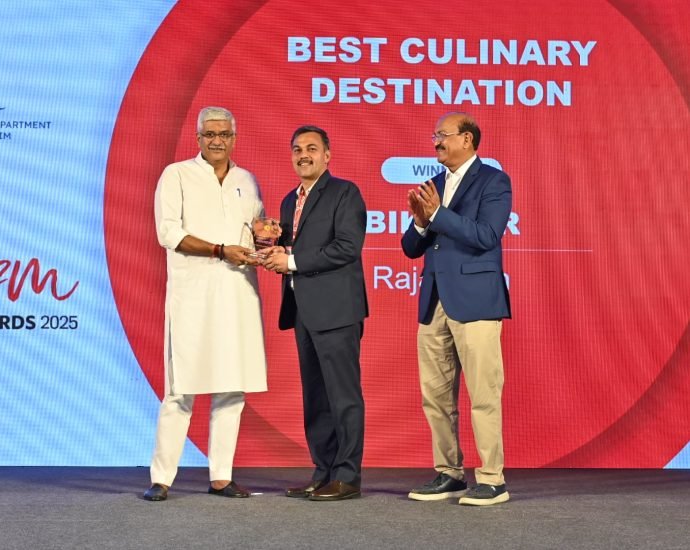 JAIPUR: राजस्थान पर्यटन को पर्यटन क्षेत्र की विभिन्न श्रेणियों में मिले तीन पुरस्कार JAIPUR: राजस्थान पर्यटन को पर्यटन क्षेत्र की विभिन्न श्रेणियों में मिले तीन पुरस्कार