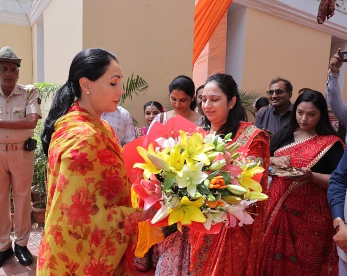 JAIPUR: राजस्थान उत्सव-2025 उप मुख्यमंत्री दिया कुमारी ने किया राजस्थान उत्सव का अवलोकन JAIPUR: राजस्थान उत्सव-2025 उप मुख्यमंत्री दिया कुमारी ने किया राजस्थान उत्सव का अवलोकन