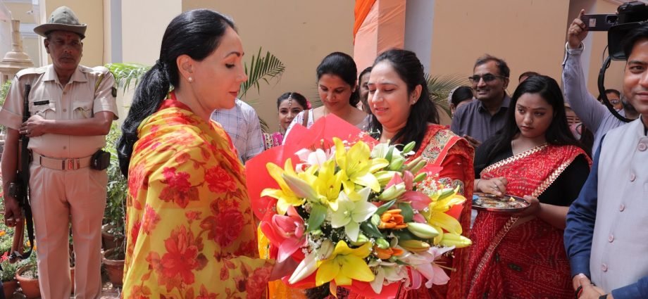 JAIPUR: राजस्थान उत्सव-2025 उप मुख्यमंत्री दिया कुमारी ने किया राजस्थान उत्सव का अवलोकन JAIPUR: राजस्थान उत्सव-2025 उप मुख्यमंत्री दिया कुमारी ने किया राजस्थान उत्सव का अवलोकन