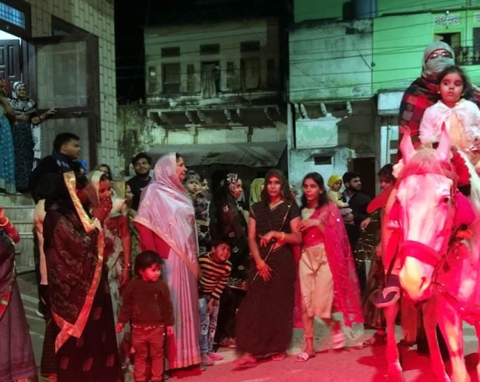 KOTPUTLI-BEHROR: अनूठी मिसाल: घोड़ी पर बैठाकर निकाली बेटी की बिंदौरी KOTPUTLI-BEHROR: अनूठी मिसाल: घोड़ी पर बैठाकर निकाली बेटी की बिंदौरी