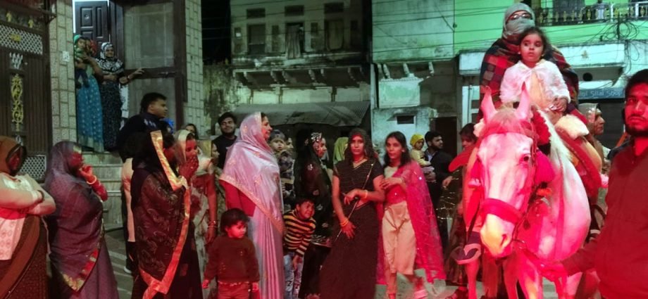 KOTPUTLI-BEHROR: अनूठी मिसाल: घोड़ी पर बैठाकर निकाली बेटी की बिंदौरी KOTPUTLI-BEHROR: अनूठी मिसाल: घोड़ी पर बैठाकर निकाली बेटी की बिंदौरी