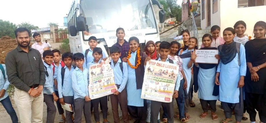 KOTPUTLI-BEHROR: जागरुकता के लिए रवाना किया मोबाइल वैन KOTPUTLI-BEHROR: जागरुकता के लिए रवाना किया मोबाइल वैन