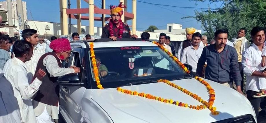 KOTPUTLI-BEHROR: जवान का सम्मान, सेवानिवृत्ति पर निकाला जुलूस KOTPUTLI-BEHROR: जवान का सम्मान, सेवानिवृत्ति पर निकाला जुलूस