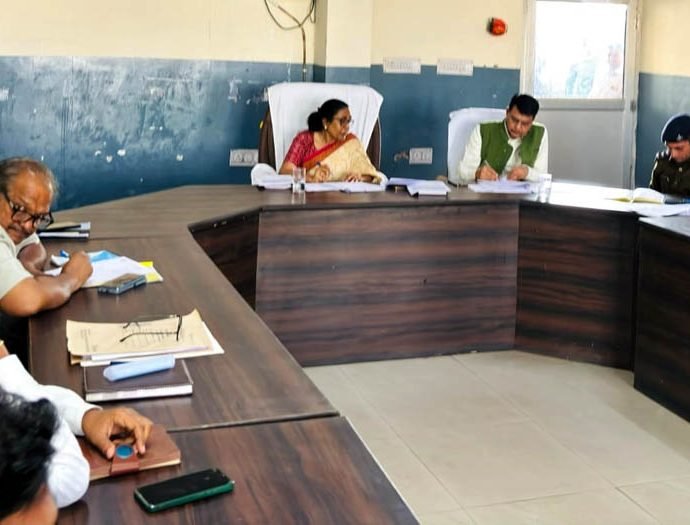 KOTPUTLI-BEHROR: जिला कलक्टर की अध्यक्षता में समीक्षा बैठक KOTPUTLI-BEHROR: जिला कलक्टर की अध्यक्षता में समीक्षा बैठक