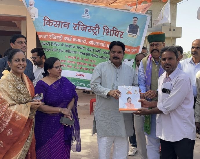 KOTPUTLI-BEHROR : कोटपूतली-बहरोड़ जिला प्रभारी मंत्री ने ग्राम अमाई के फार्मर रजिस्ट्री शिविर का किया निरीक्षण KOTPUTLI-BEHROR : कोटपूतली-बहरोड़ जिला प्रभारी मंत्री ने ग्राम अमाई के फार्मर रजिस्ट्री शिविर का किया निरीक्षण