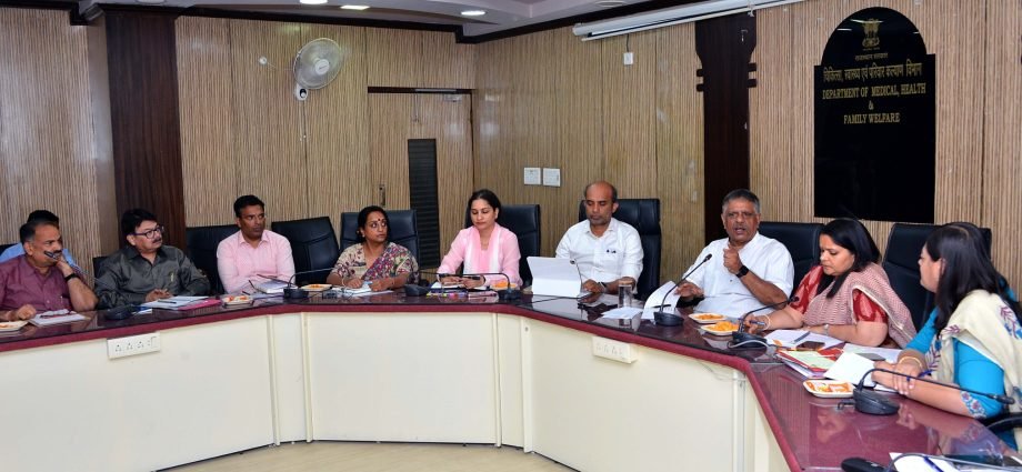 JAIPUR: चिकित्सा मंत्री ने विभागीय योजनाओं एवं गतिविधियों की समीक्षा की JAIPUR: चिकित्सा मंत्री ने विभागीय योजनाओं एवं गतिविधियों की समीक्षा की