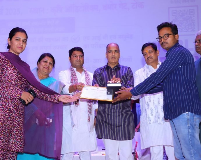 JAIPUR: ‘टीबी हारेगा देश जीतेगा’ के लक्ष्य को प्राप्त करने के लिए सामुदायिक भागीदारी आवश्यक-कन्हैयालाल चौधरी JAIPUR: ‘टीबी हारेगा देश जीतेगा’ के लक्ष्य को प्राप्त करने के लिए सामुदायिक भागीदारी आवश्यक-कन्हैयालाल चौधरी