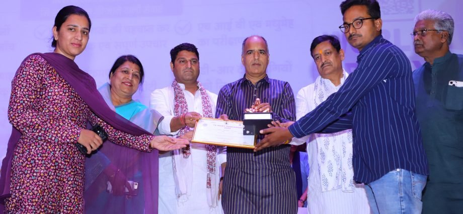 JAIPUR: ‘टीबी हारेगा देश जीतेगा’ के लक्ष्य को प्राप्त करने के लिए सामुदायिक भागीदारी आवश्यक-कन्हैयालाल चौधरी JAIPUR: ‘टीबी हारेगा देश जीतेगा’ के लक्ष्य को प्राप्त करने के लिए सामुदायिक भागीदारी आवश्यक-कन्हैयालाल चौधरी