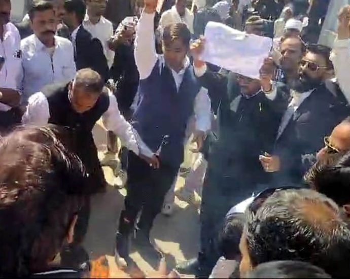 KOTPUTLI-BEHROR: मुंडावर विधायक के बयान पर भडक़े वकील, फूंका पुतला KOTPUTLI-BEHROR: मुंडावर विधायक के बयान पर भडक़े वकील, फूंका पुतला