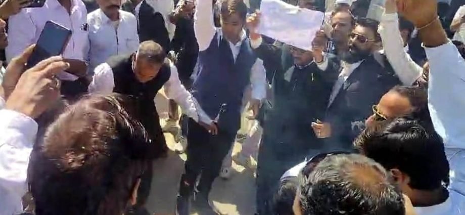 KOTPUTLI-BEHROR: मुंडावर विधायक के बयान पर भडक़े वकील, फूंका पुतला