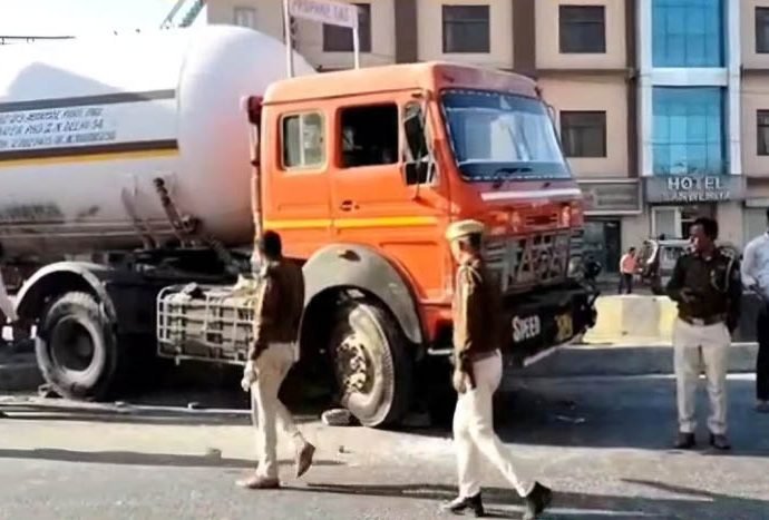 KOTPUTLI-BEHROR: कोटपूतली में गैस टैंकर हादसा, मचा हडक़ंप KOTPUTLI-BEHROR: कोटपूतली में गैस टैंकर हादसा, मचा हडक़ंप