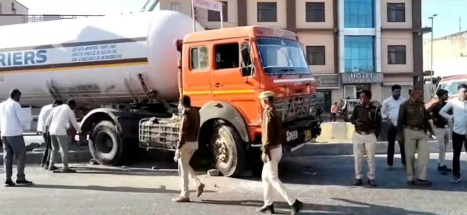 KOTPUTLI-BEHROR: कोटपूतली में गैस टैंकर हादसा, मचा हडक़ंप KOTPUTLI-BEHROR: कोटपूतली में गैस टैंकर हादसा, मचा हडक़ंप