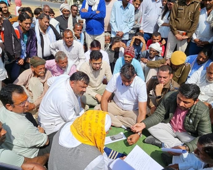 KOTPUTLI-BEHROR: चतुर्भुज में सीवरेज प्लांट के खिलाफ भडक़ा आक्रोश KOTPUTLI-BEHROR: चतुर्भुज में सीवरेज प्लांट के खिलाफ भडक़ा आक्रोश