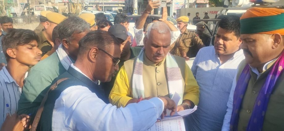 KOTPUTLI-BEHROR: कोटपूतली में दो बड़े मुद्दों पर गरमाया माहौल KOTPUTLI-BEHROR: कोटपूतली में दो बड़े मुद्दों पर गरमाया माहौल