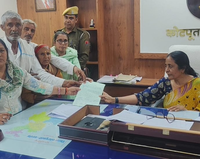 KOTPUTLI-BEHROR: खातेदारी भूमि में अवैध रास्ते के अंकन का विरोध KOTPUTLI-BEHROR: खातेदारी भूमि में अवैध रास्ते के अंकन का विरोध