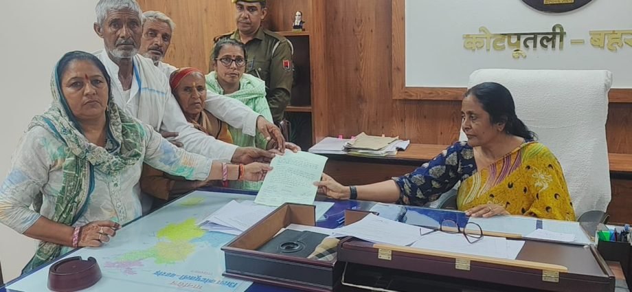 KOTPUTLI-BEHROR: खातेदारी भूमि में अवैध रास्ते के अंकन का विरोध KOTPUTLI-BEHROR: खातेदारी भूमि में अवैध रास्ते के अंकन का विरोध