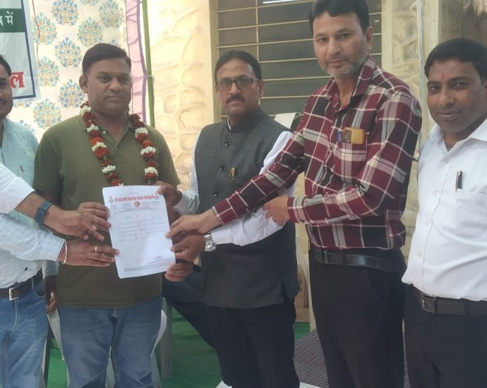 KOTPUTLI-BEHROR: श्री नारायणी सेना ने जिला न्यायालय स्थापना के समर्थन में सौंपा पत्र KOTPUTLI-BEHROR: श्री नारायणी सेना ने जिला न्यायालय स्थापना के समर्थन में सौंपा पत्र