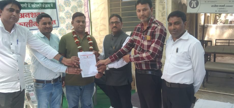 KOTPUTLI-BEHROR: श्री नारायणी सेना ने जिला न्यायालय स्थापना के समर्थन में सौंपा पत्र KOTPUTLI-BEHROR: श्री नारायणी सेना ने जिला न्यायालय स्थापना के समर्थन में सौंपा पत्र