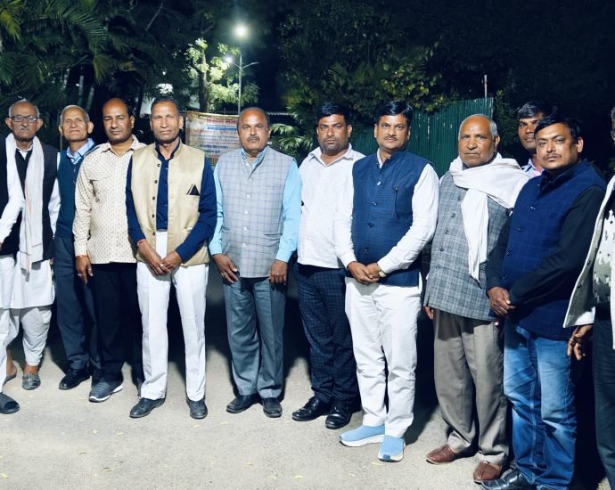 KOTPUTLI-BEHROR: सैनी महासभा पदाधिकारियों ने पूर्व मुख्यमंत्री अशोक गहलोत से की मुलाकात KOTPUTLI-BEHROR: सैनी महासभा पदाधिकारियों ने पूर्व मुख्यमंत्री अशोक गहलोत से की मुलाकात